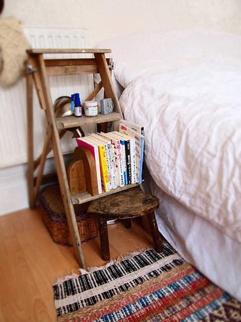 Alte Leiter neben Bett als Nachttisch