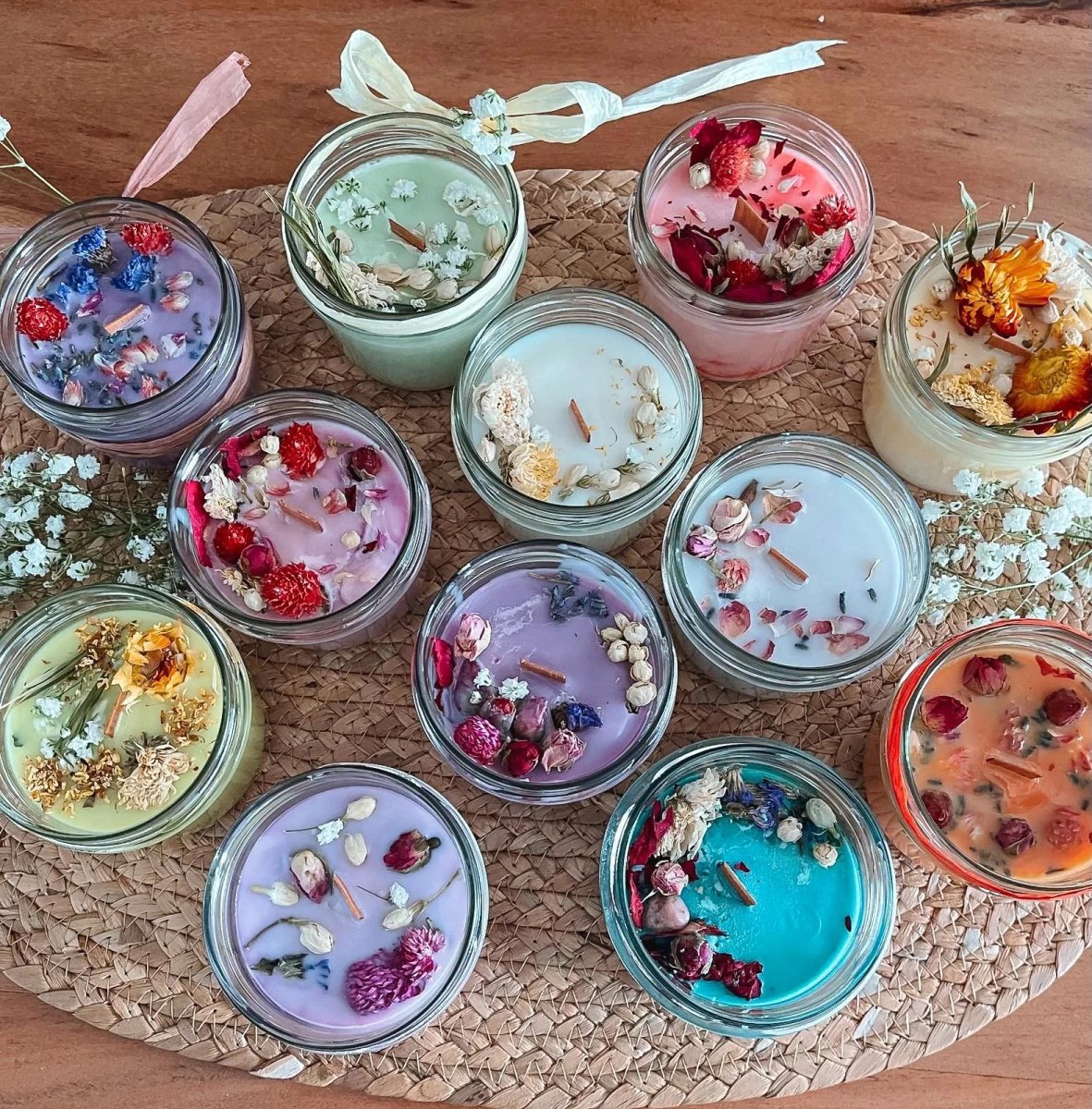 Bunte Kerze mit Trockenblumen