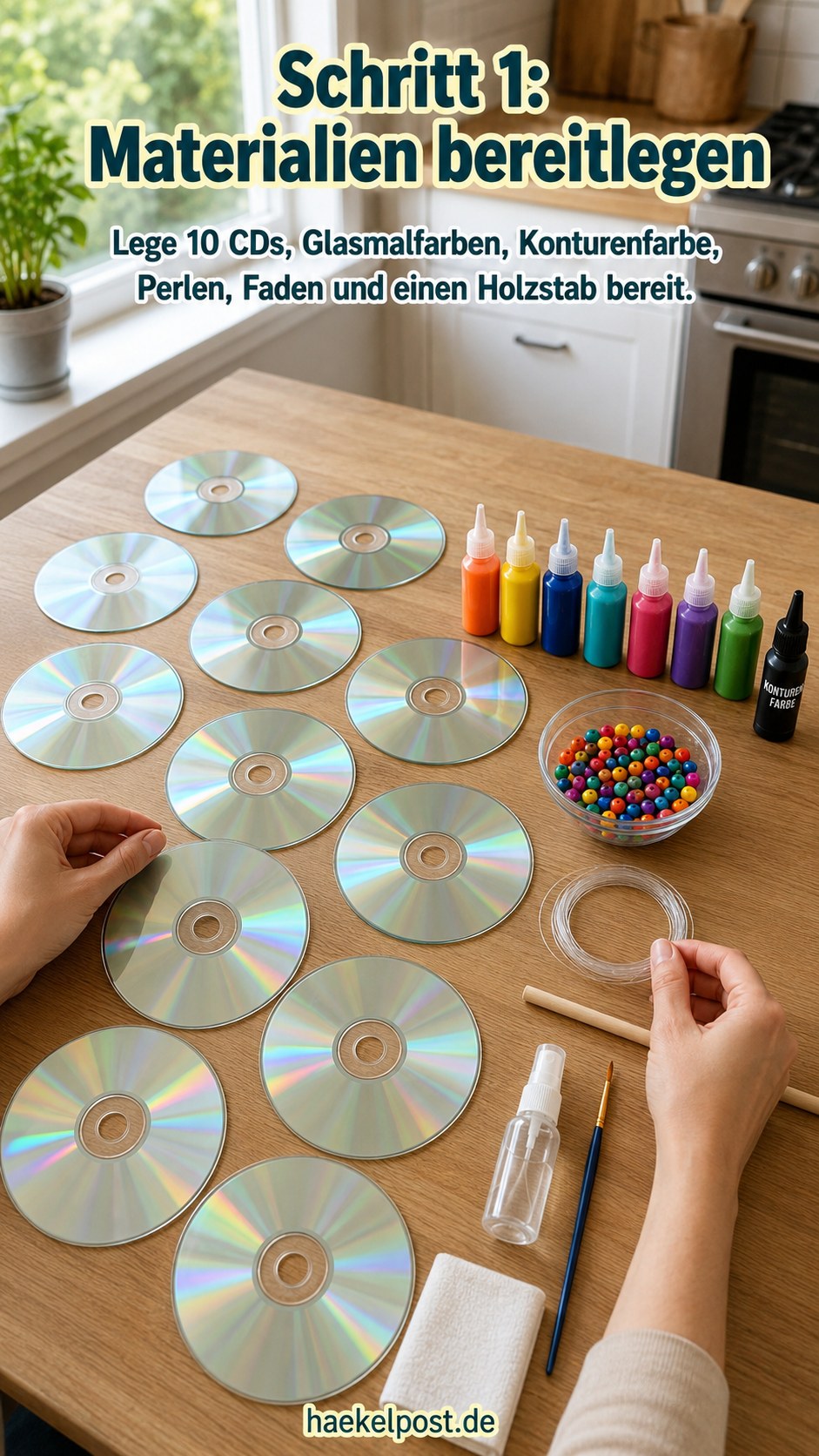 Zehn CDs, Glasmalfarben, Konturenfarbe, Perlen und Holzstab bereit für den CD-Sonnenfänger Mandala Blumen