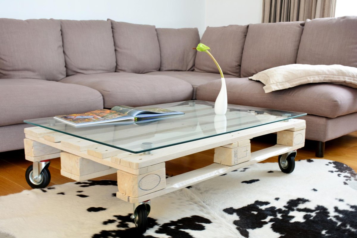 Couchtisch aus Europaletten mit Glas