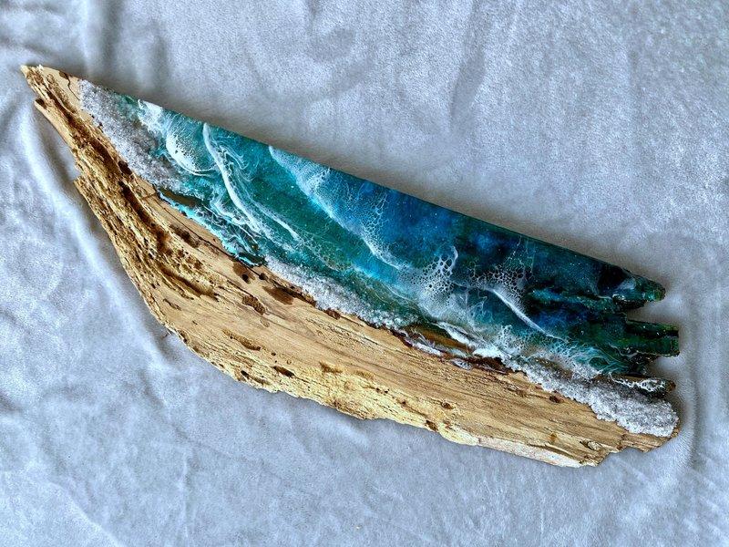 Treibholz mit blauem Epoxidharz