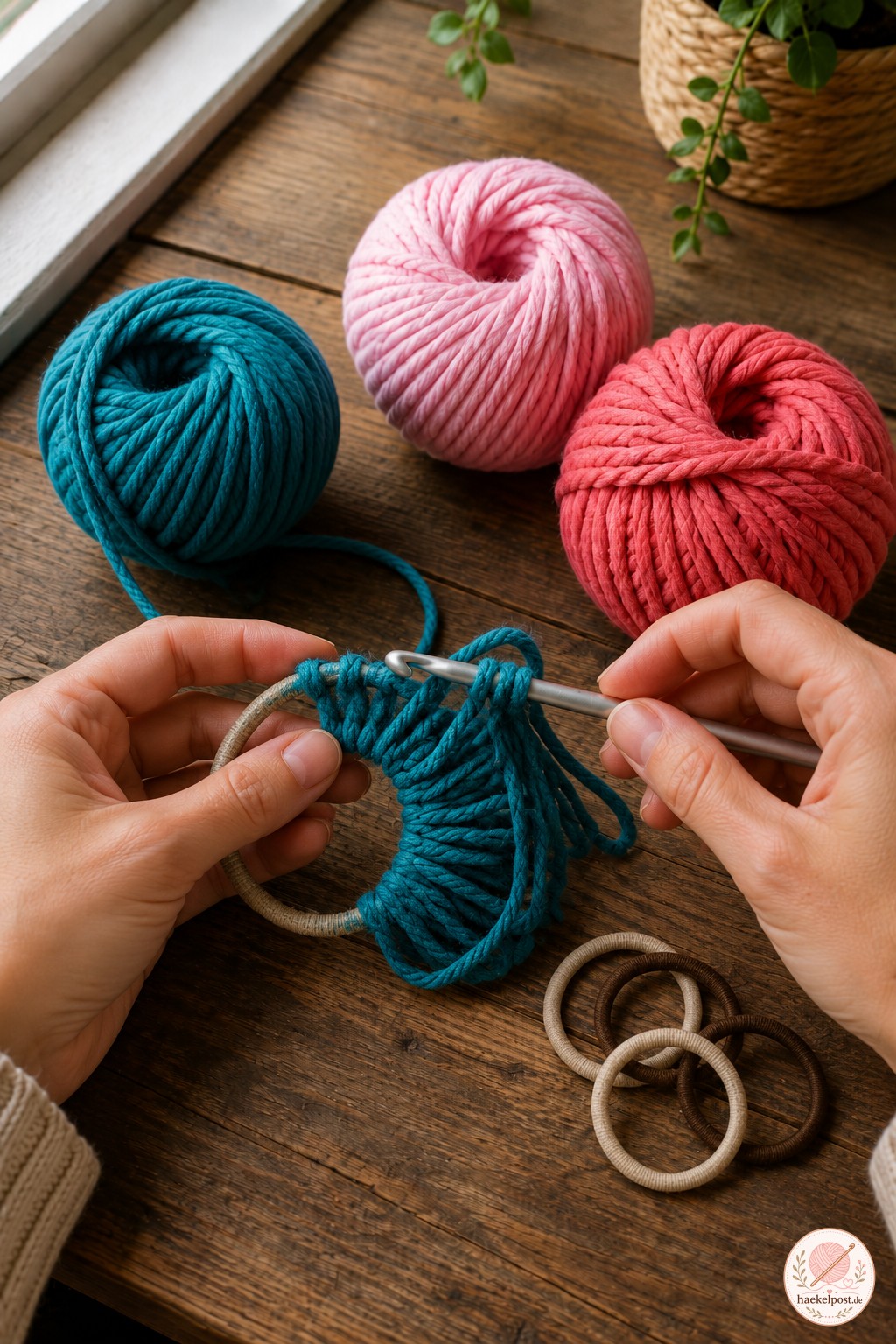 Nahaufnahme zeigt den Loop Stitch beim Häkeln der gekräuselten Scrunchie mit langen Wollschlaufen