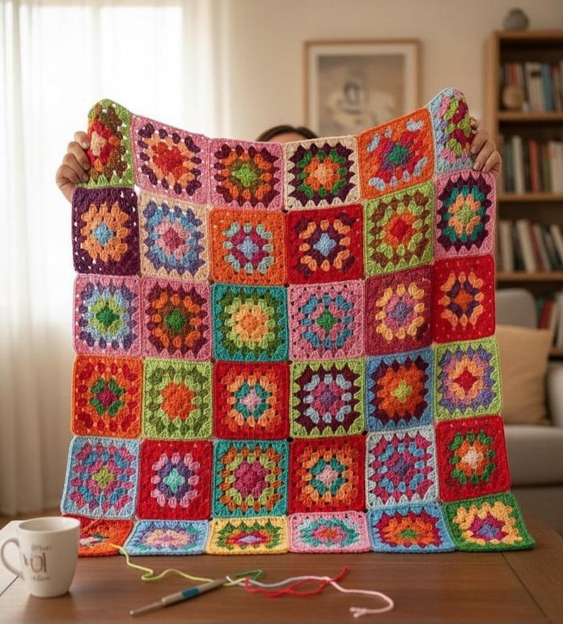 Bunte Häkeldecke auf Sofa