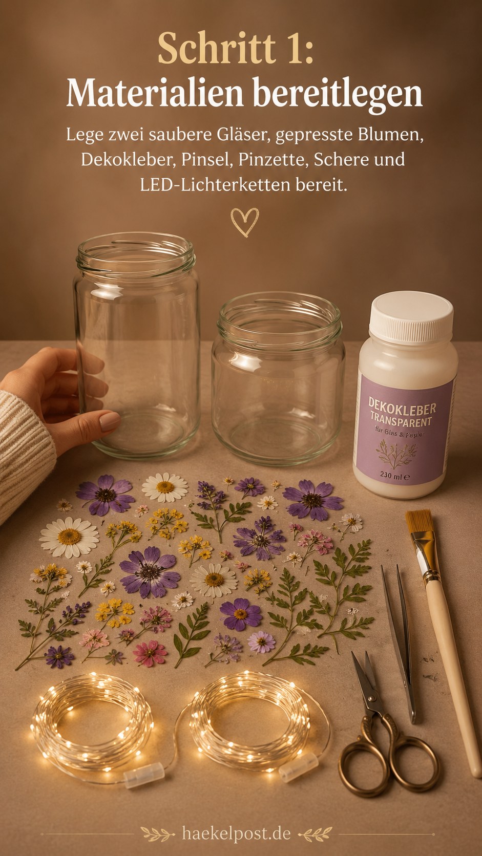 Materialien für gepresste Blumen im Einmachglas mit Lichterkette liegen bereit auf dem Tisch