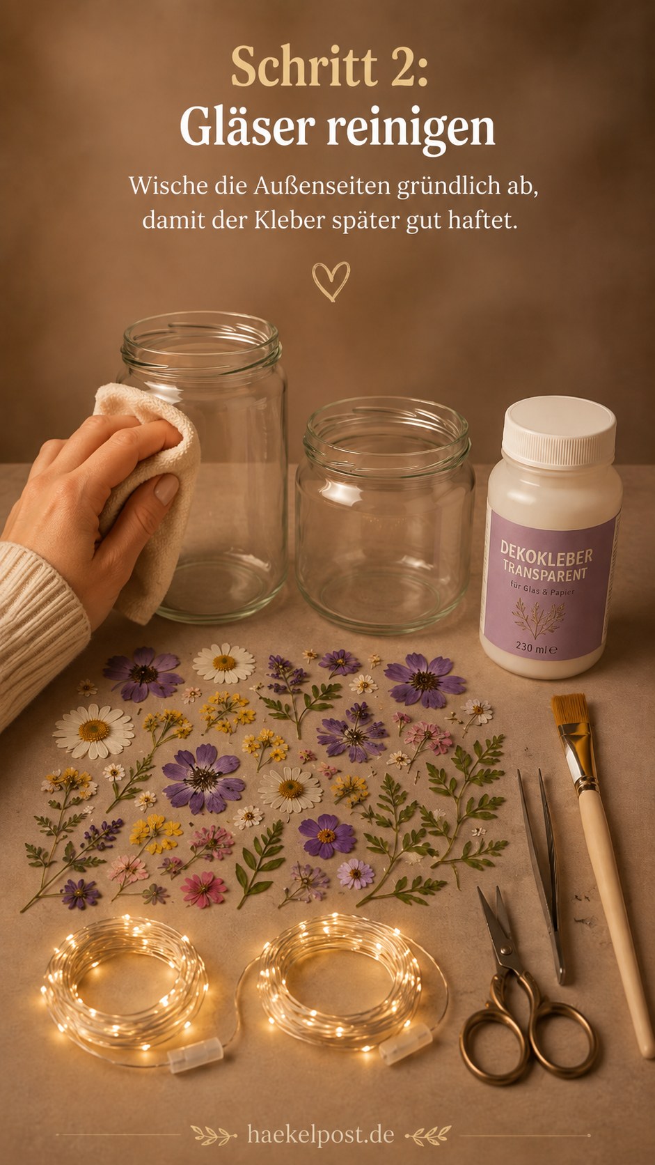 Ein Einmachglas wird vor dem Bekleben gründlich abgewischt für gepresste Blumen im Glas