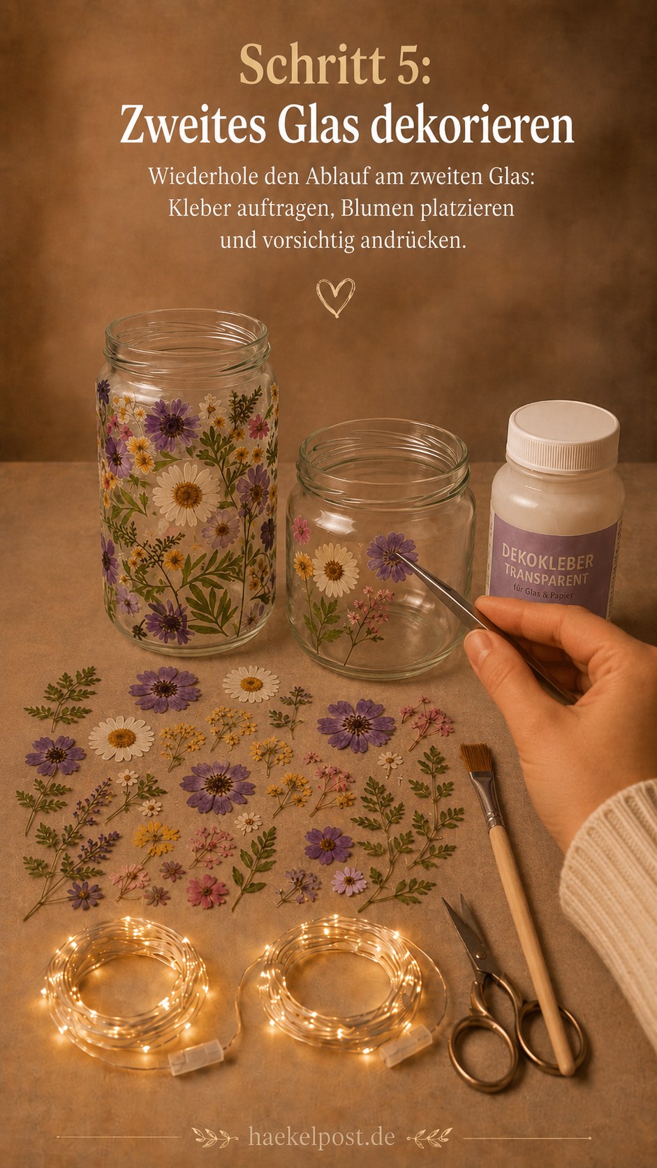 Das zweite Einmachglas wird mit gepressten Blumen und Lichterkette dekoriert