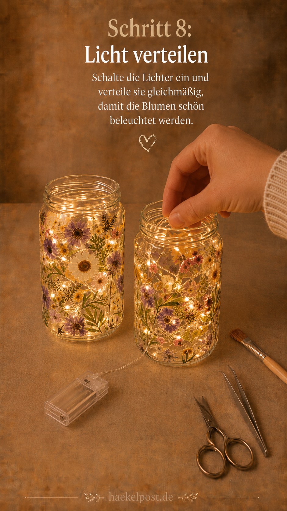 Die Lichterkette im Einmachglas mit gepressten Blumen wird gleichmäßig verteilt