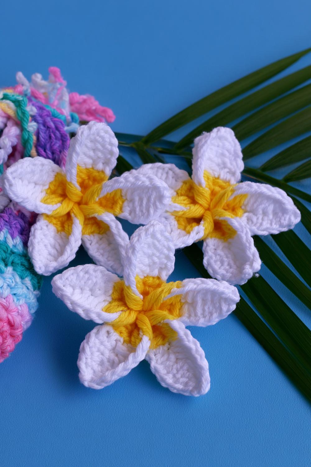 Gehäkelte Plumeria-Blüten