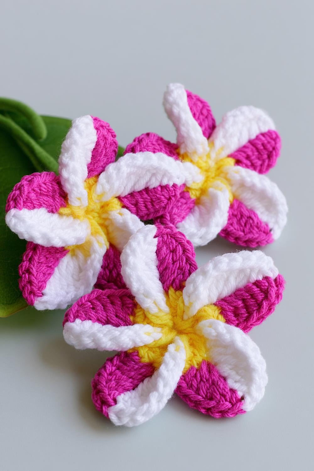 Gehäkelte Plumeria-Blüten