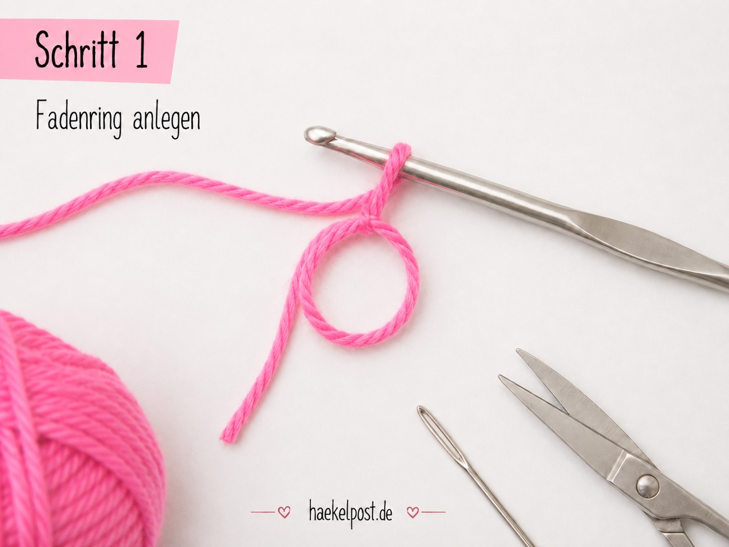 Fadenring für die Herzen-häkeln-Anleitung wird locker um zwei Finger gelegt und mit der Nadel gefasst