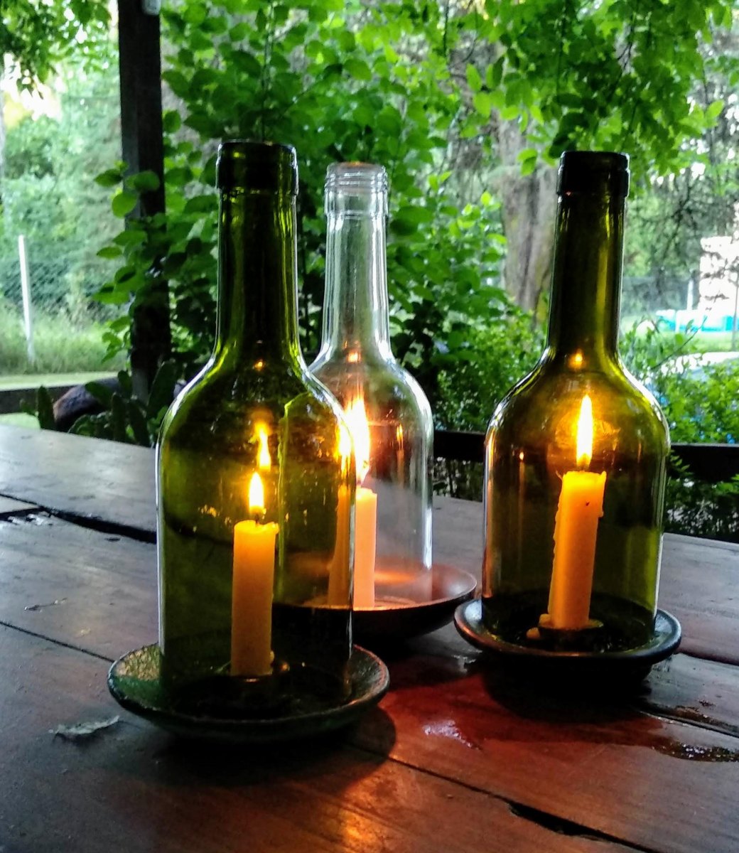 Alte Glasflasche als Kerzenständer