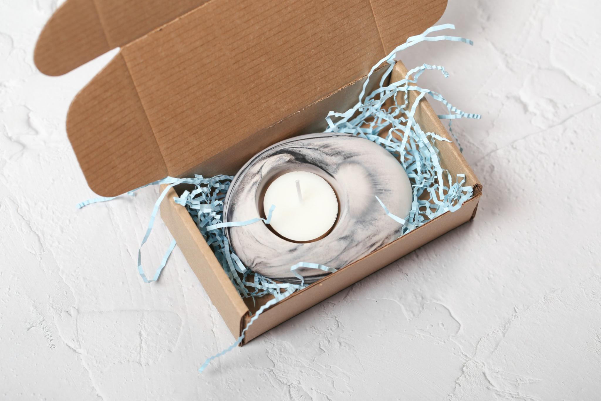 Kleine marmorierte Kerzen als Geschenk verpackt