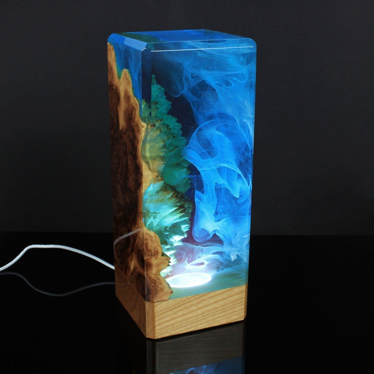 Holzlampe mit transparentem Epoxidharz