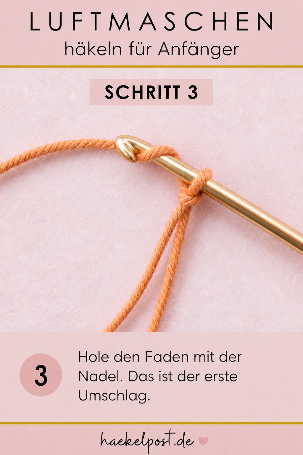Der erste Umschlag beim Luftmaschen häkeln: die Nadel holt den orangefarbenen Faden.