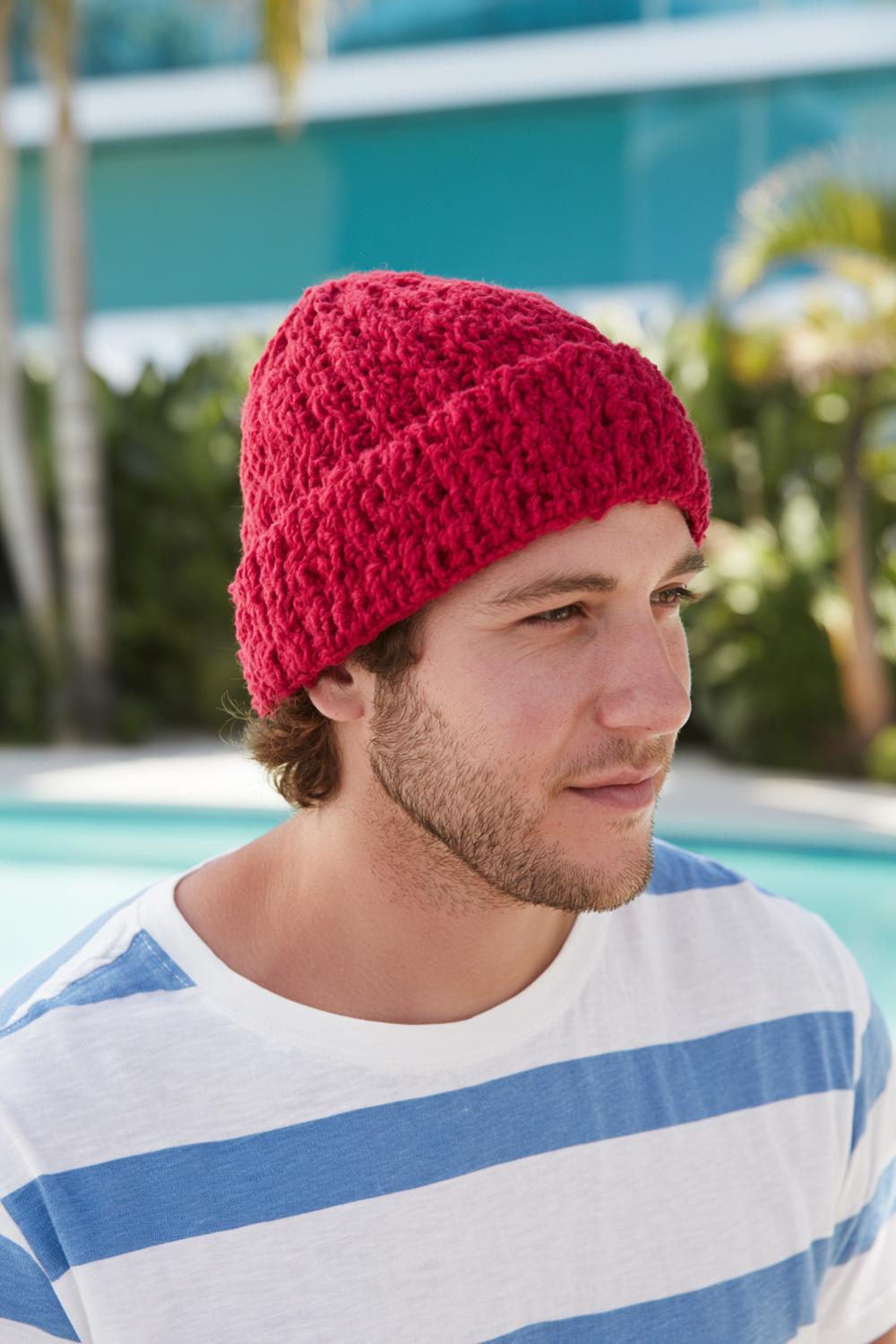 Rote Beanie am Pool