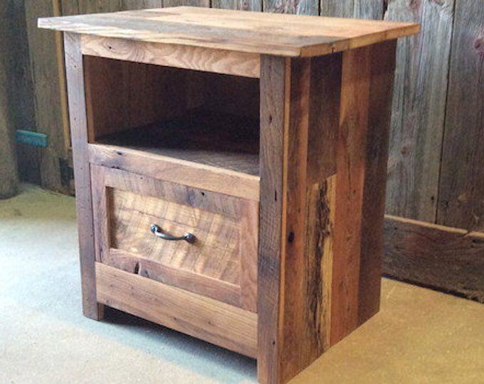 Nachttisch aus gebrauchten Holzbrettern