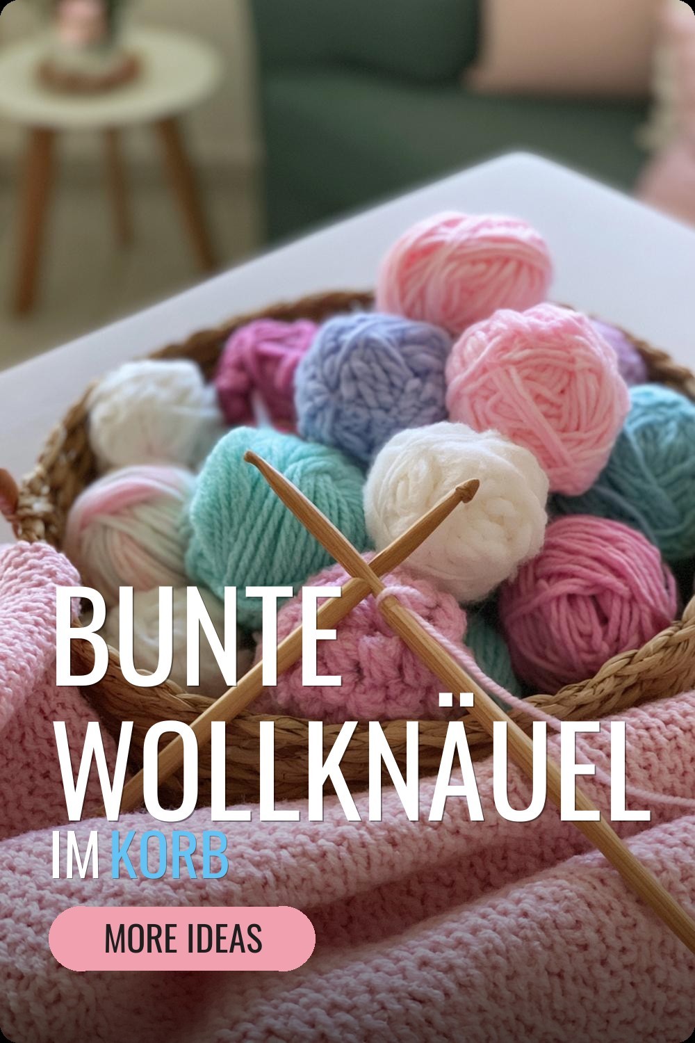 Bunte Wollknäuel im Korb