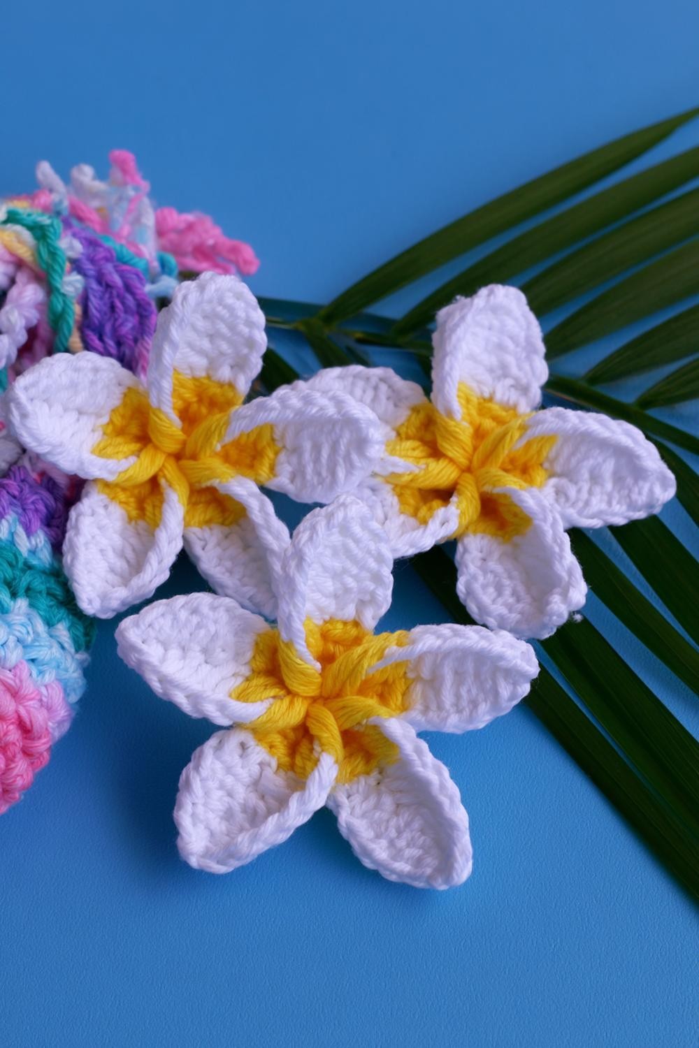Gehäkelte Plumeria-Blüten