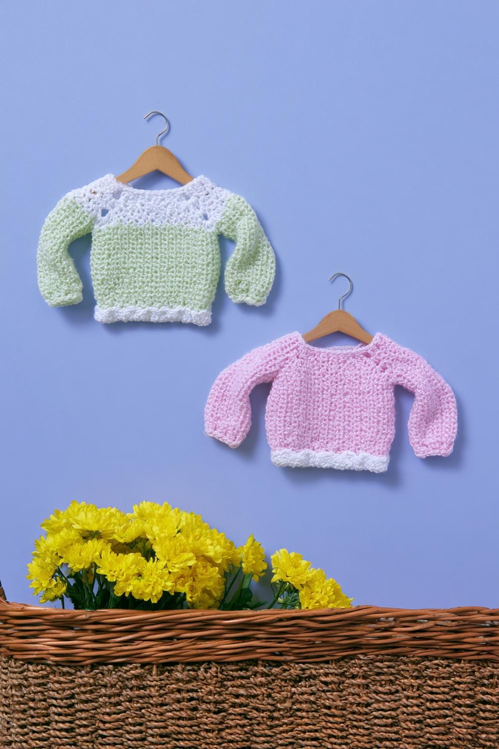 Zarte Babypullover in Pastelltönen