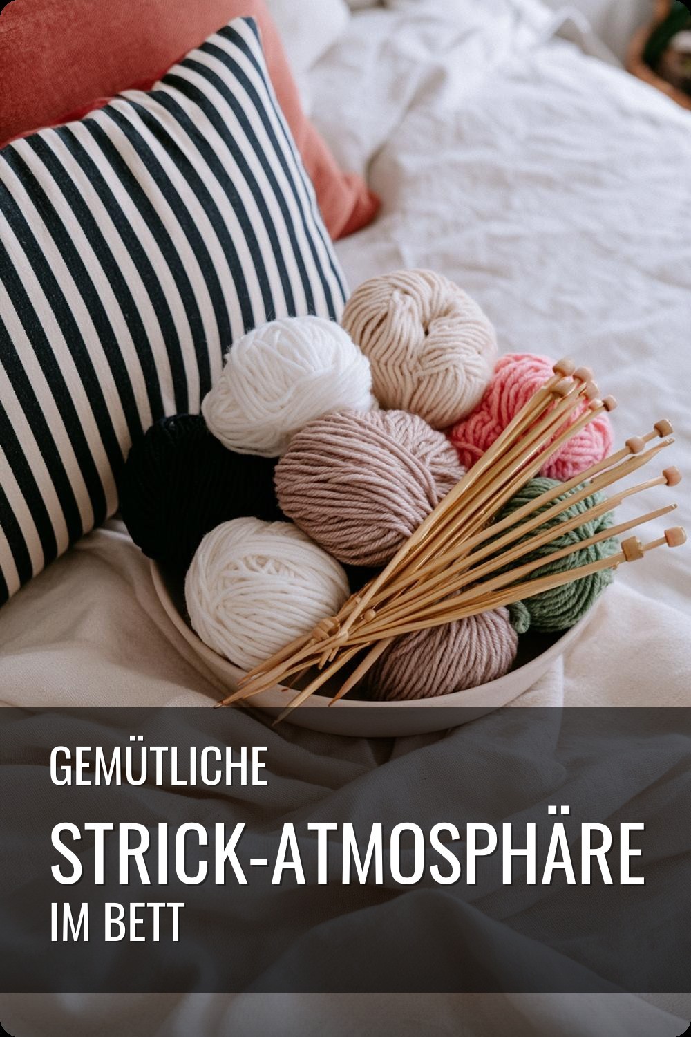Gemütliche Strick-Atmosphäre im Bett
