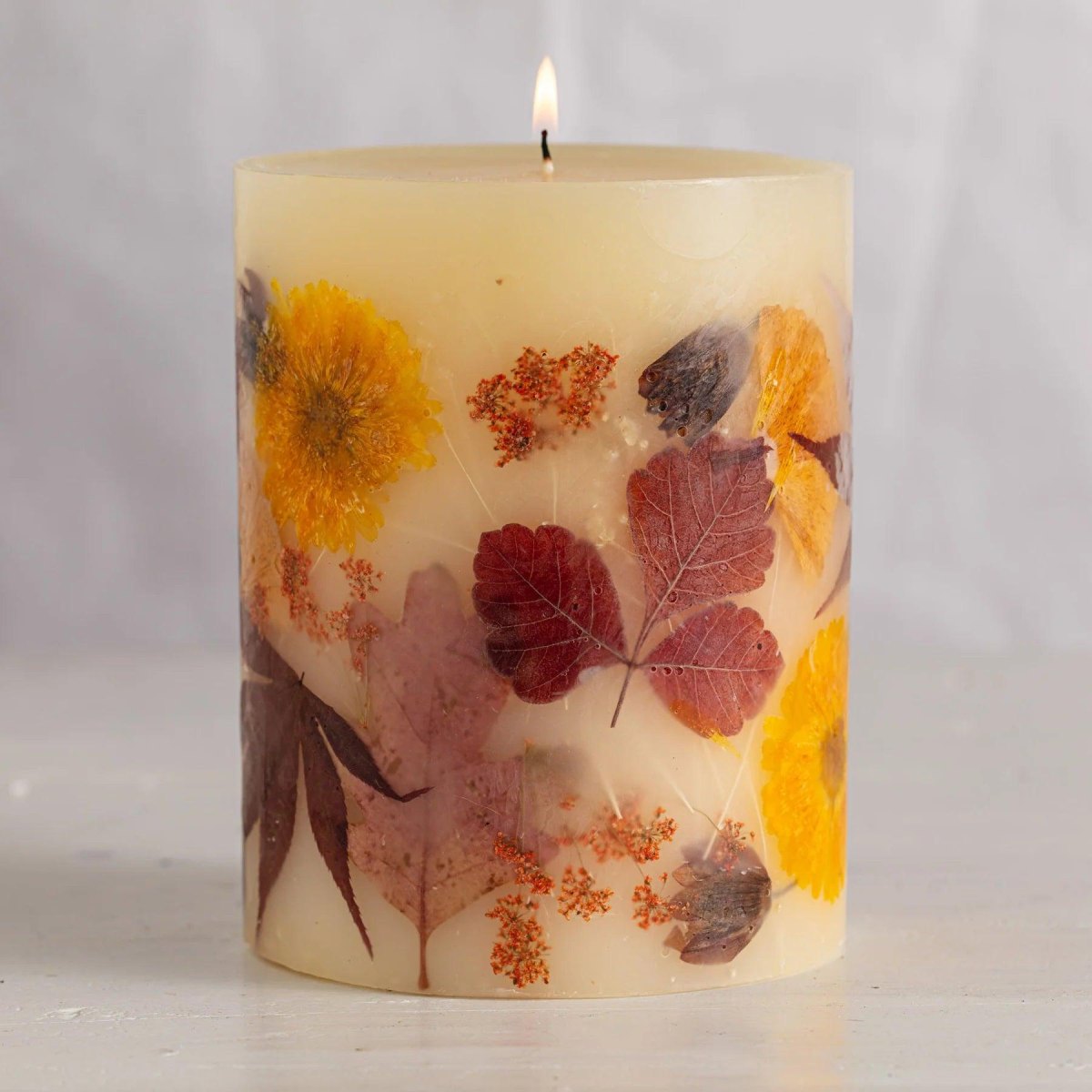 Herbstkerze mit Naturmaterialien