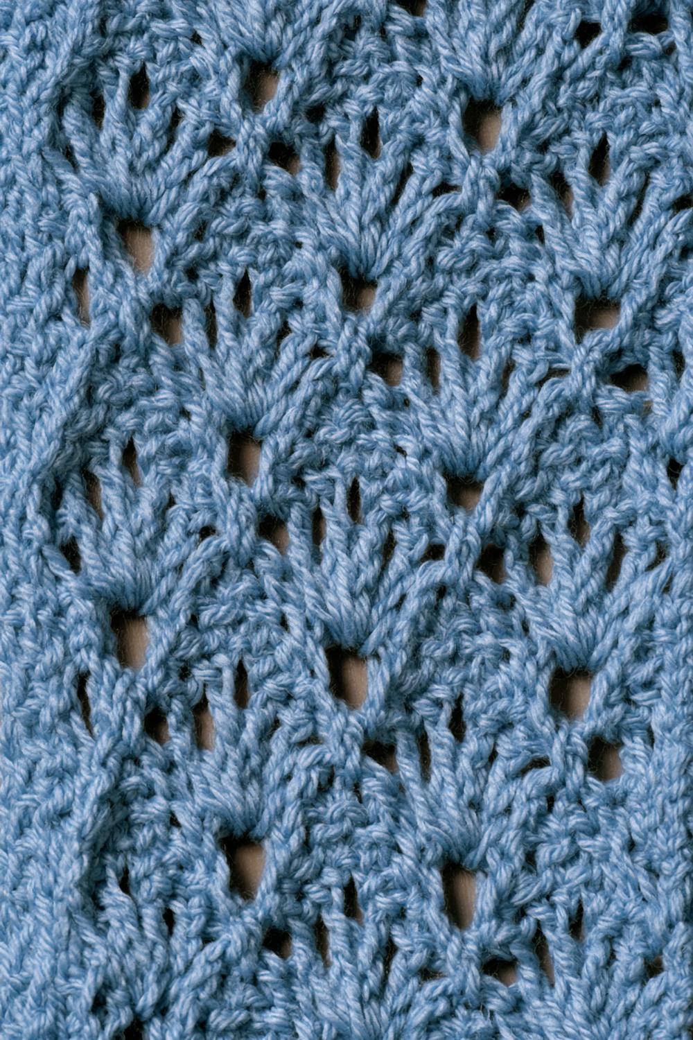 Elegantes Lochmuster in Hellblau