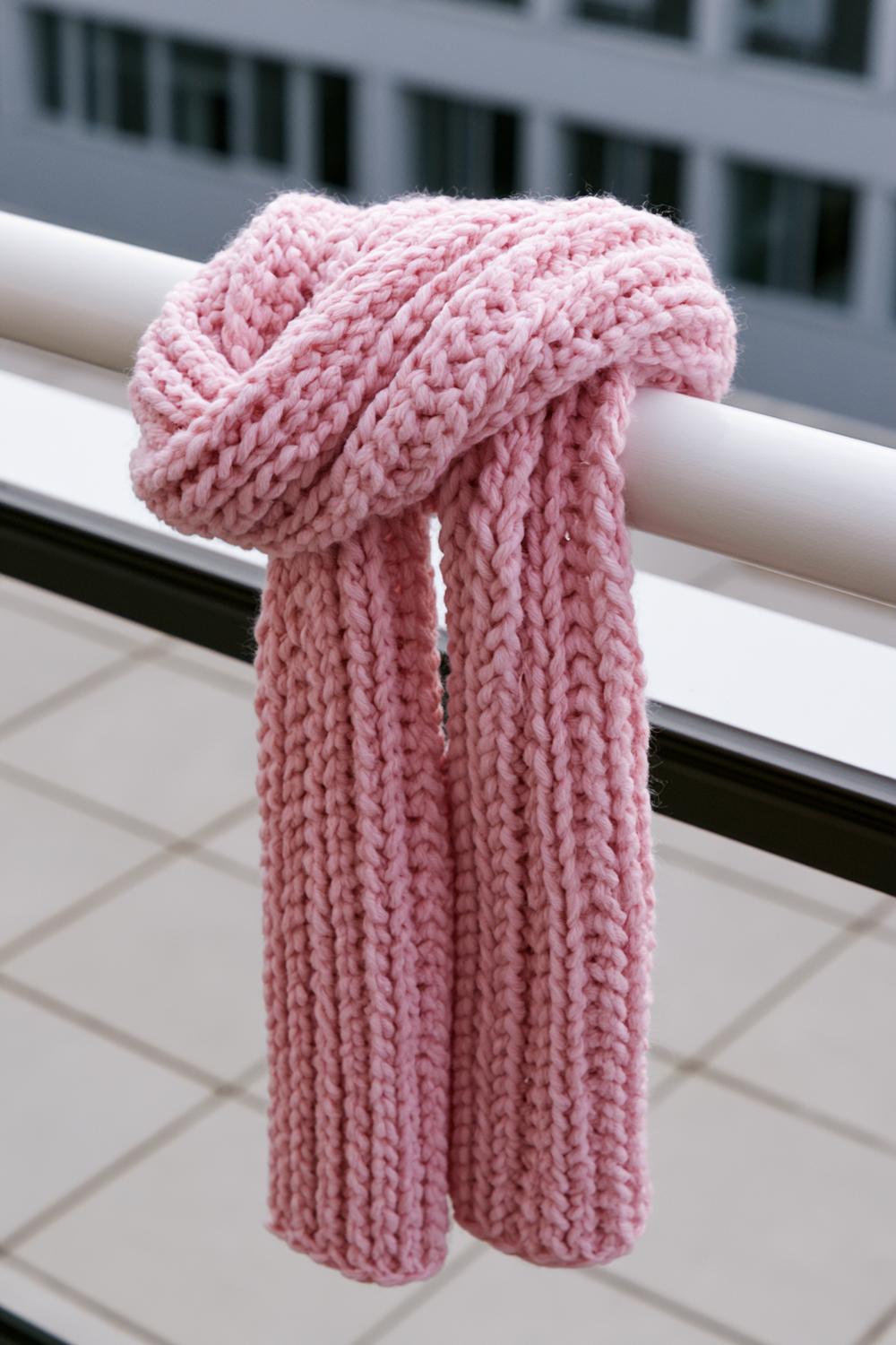 Rosa Chunky-Schal auf Balkon