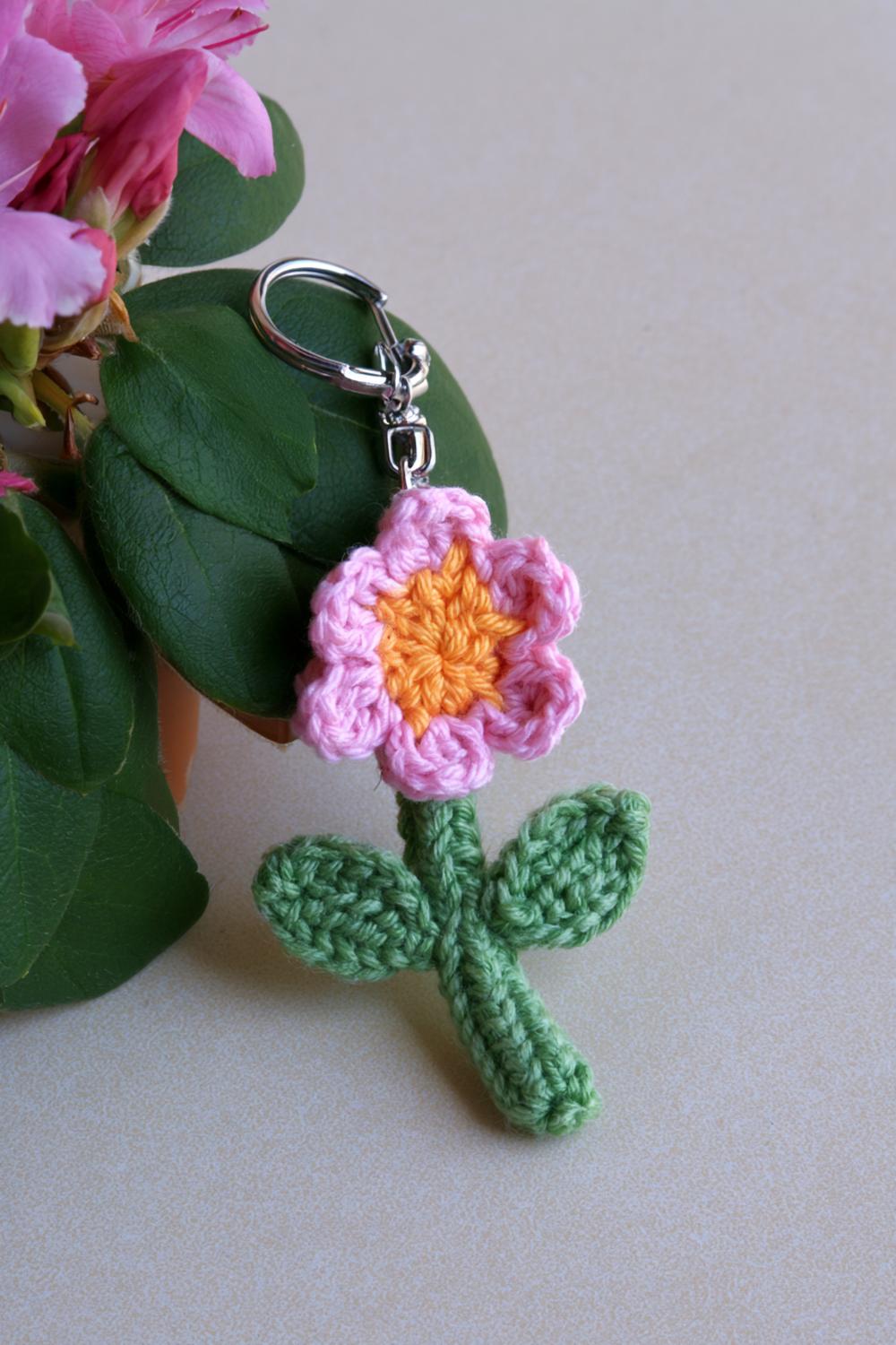 Blume mit grünem Stiel