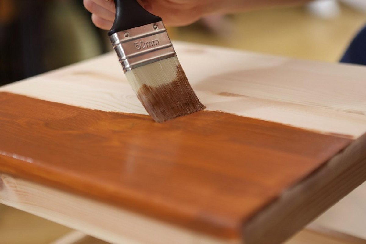 Holzbeize mit Pinsel