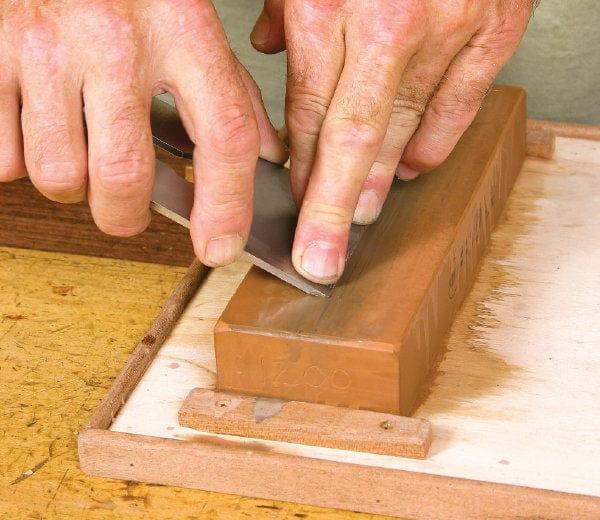 Stemmeisen auf Schleifstein schärfen