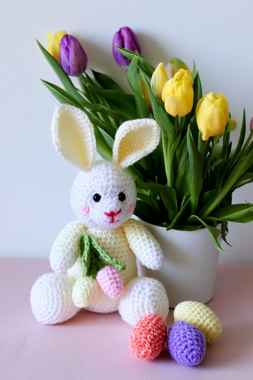 Gehäkelter Osterhase mit Eiern
