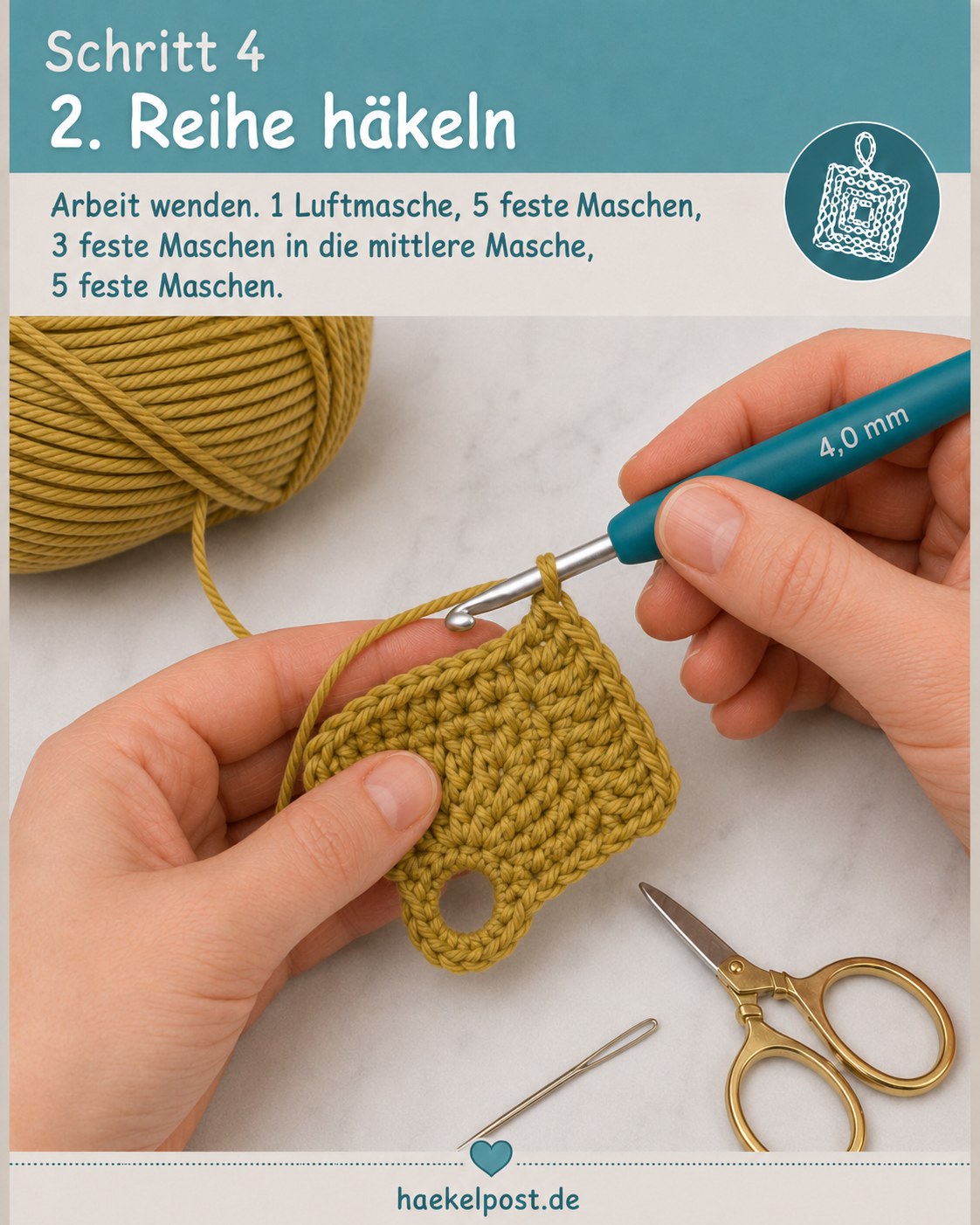 Zweite Reihe des quadratischen Topflappens wird gehäkelt, die Arbeit liegt dabei gewendet auf dem Tisch