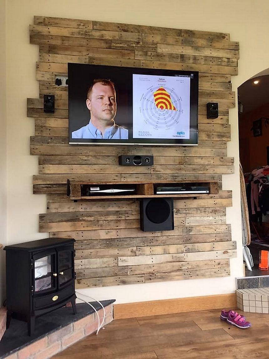 TV Wand aus alten Paletten