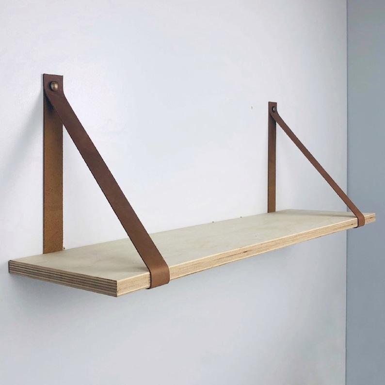 Holzregal mit Lederriemen