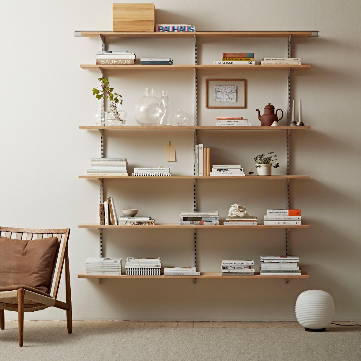 Naturholz Regal im Wohnzimmer