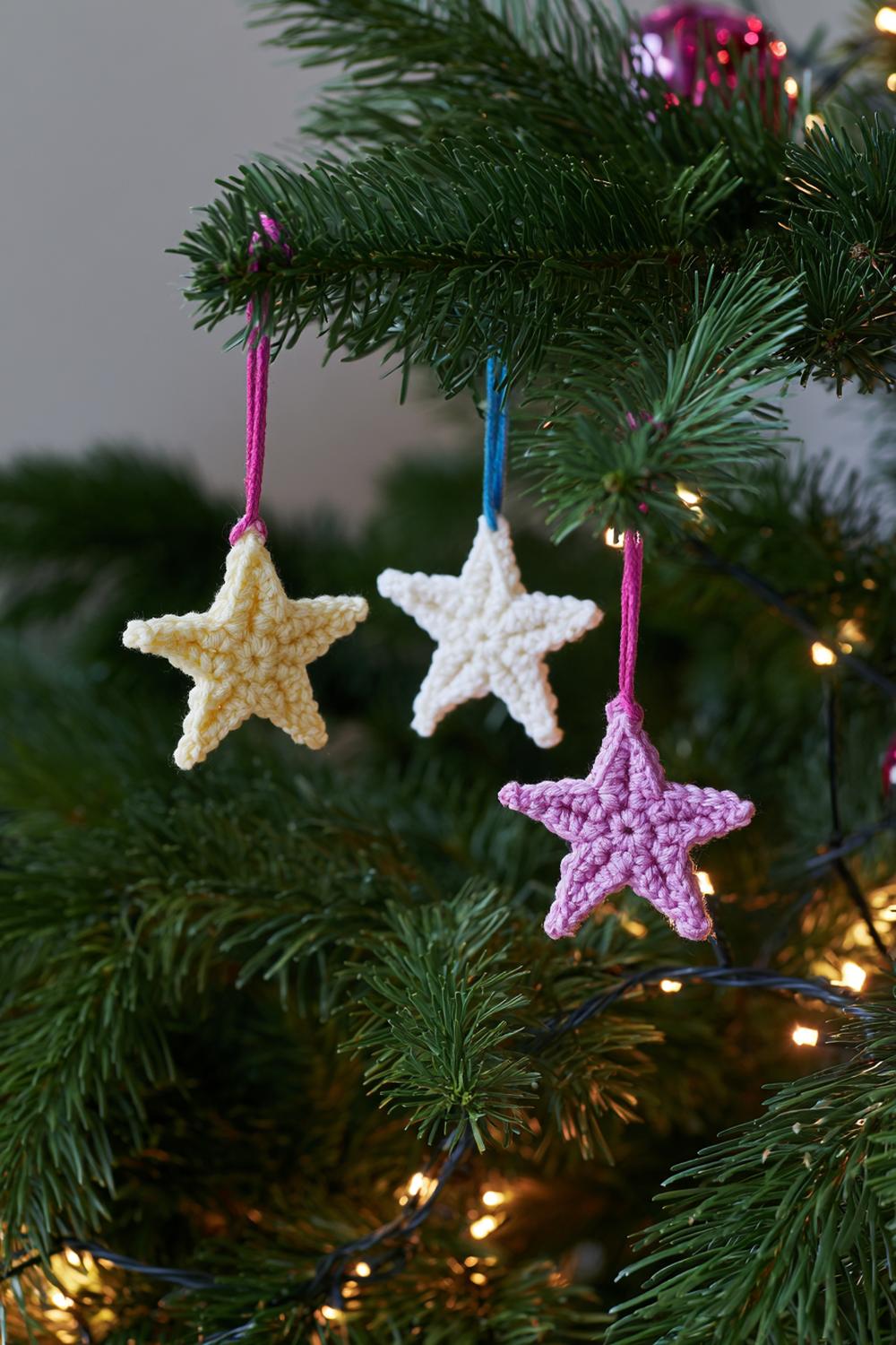 Bunte Sterne am Tannenbaum