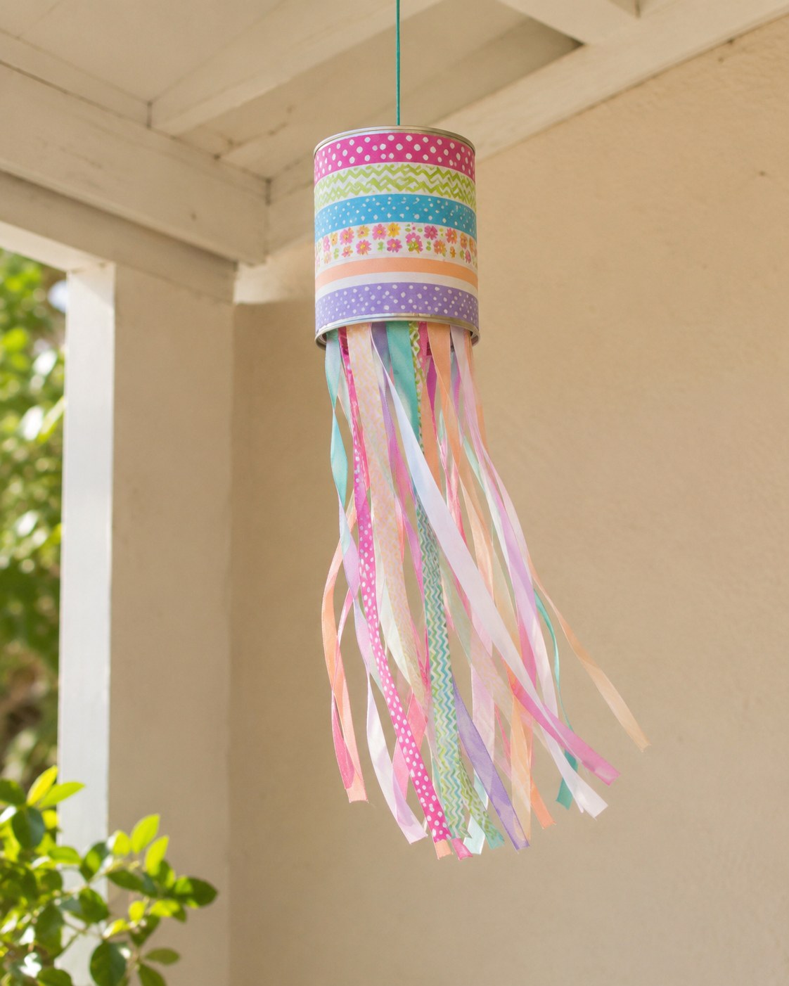 Windspiel aus einer Dose mit Washi-Tape und pastellfarbenen Bändern für Kinder