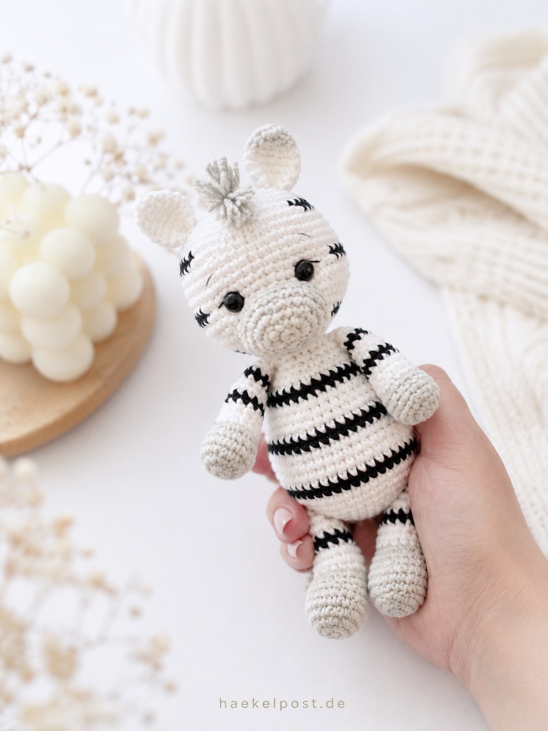 Mini-Zebra Amigurumi in Handgröße als kleines Zootier zum Häkeln für Babys